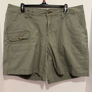 Venezia Olive Green Cargo Shorts Relaxed Fit Women’s size 18 
Y2K